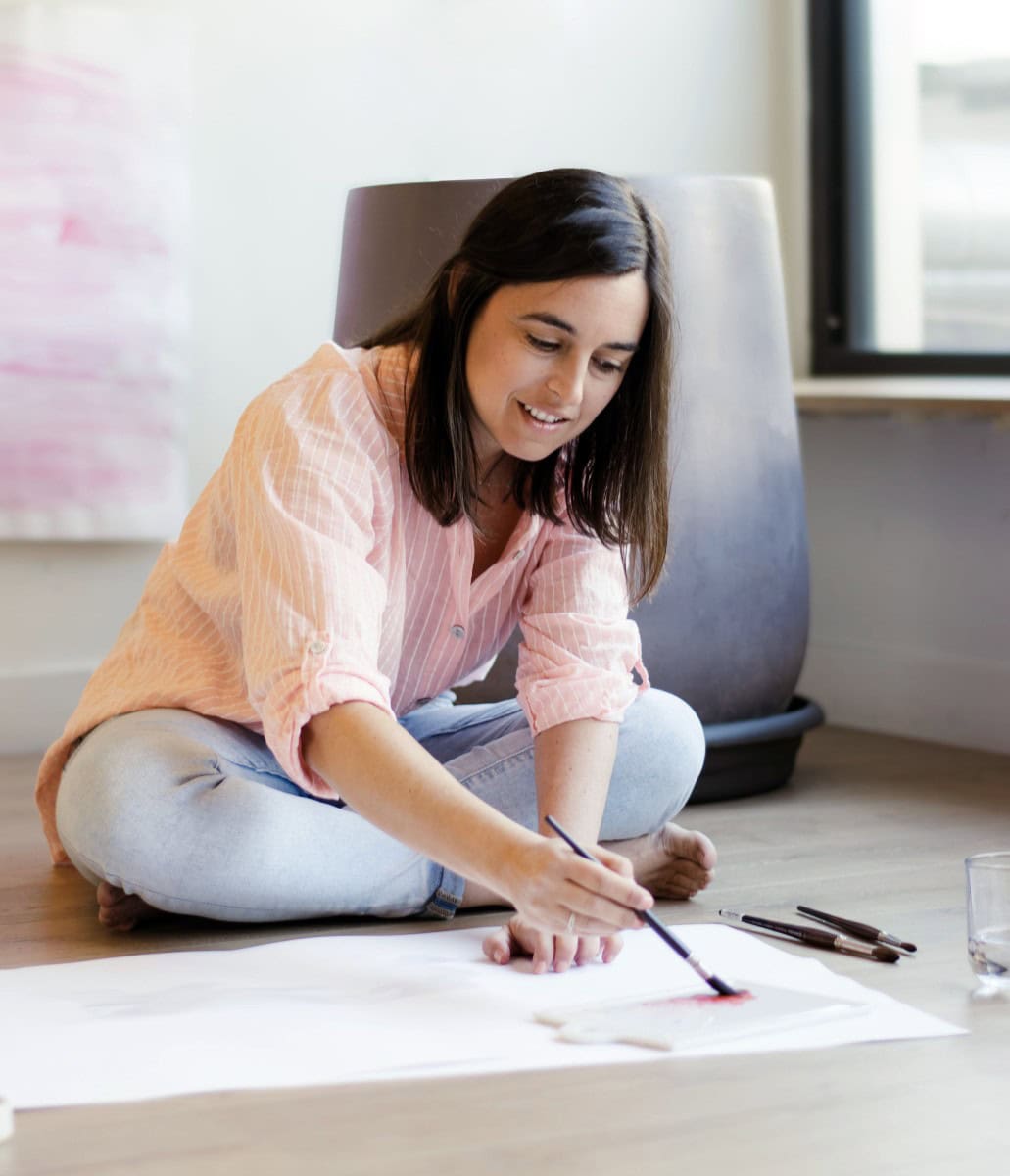 Mónica Planas pintando con acuarela en su estudio de Acuarela Emocional.