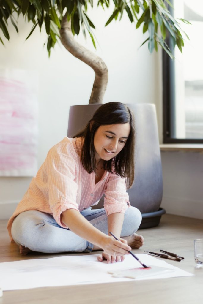 Monica Planas pintando