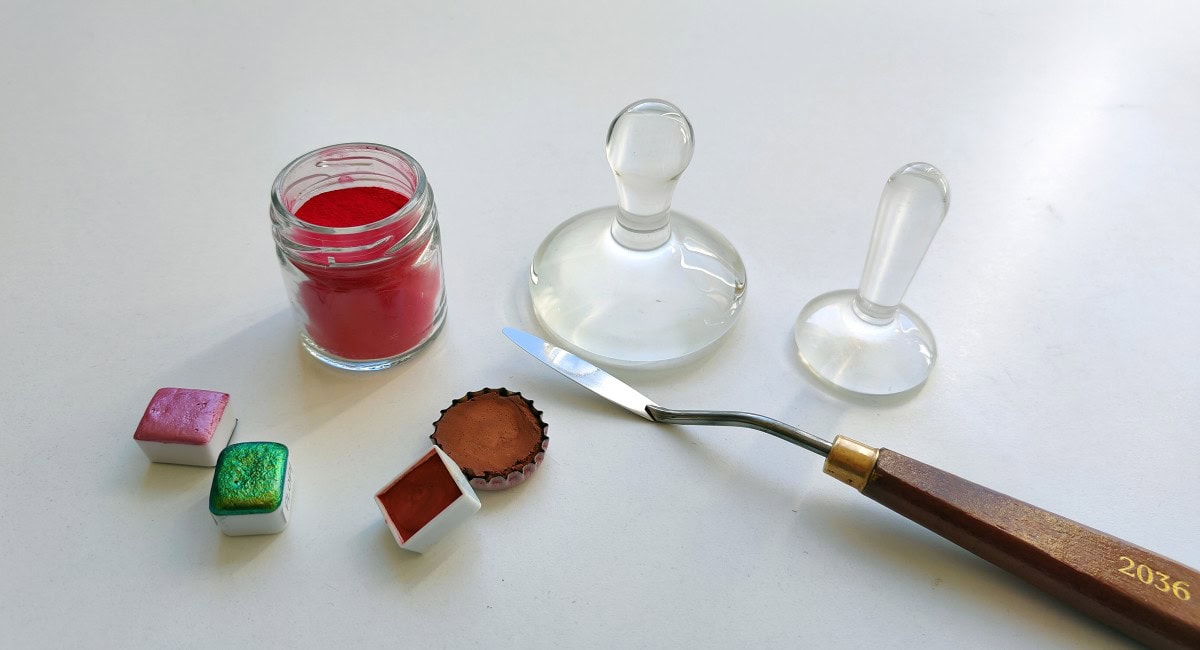 Pastillas de acuarelas artesanales hechas a mano con pigmentos naturales.