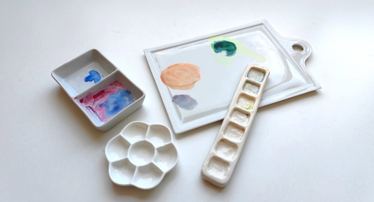 aleta de porcelana con mezclas de color de acuarela.